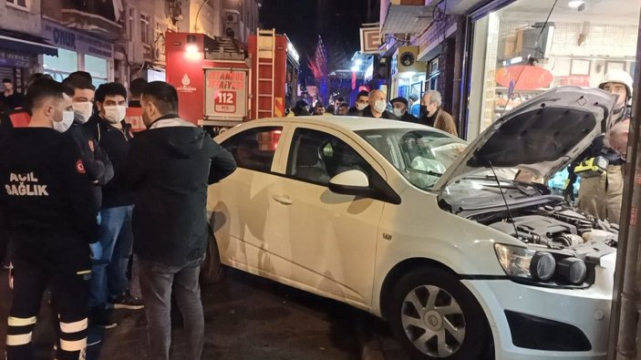 Fatih'te motosikletlere çarpan otomobil kasaba girdi: 4 yaralı -9