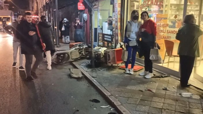 Fatih'te motosikletlere çarpan otomobil kasaba girdi: 4 yaralı -7