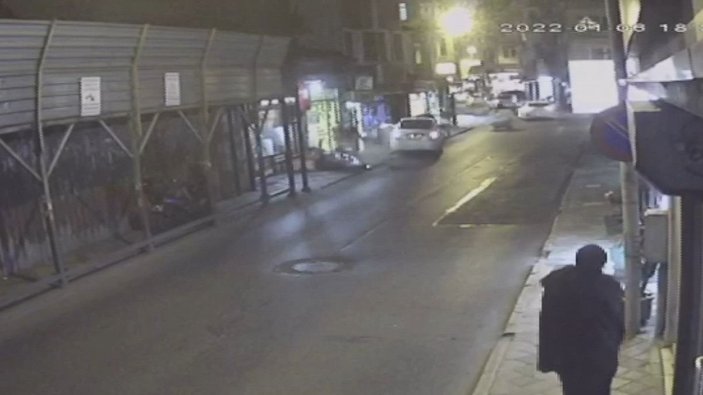 Fatih'te motosikletlere çarpan otomobil kasaba girdi: 4 yaralı -3