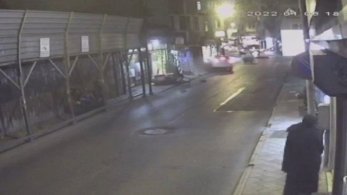 Fatih'te motosikletlere çarpan otomobil kasaba girdi: 4 yaralı -4
