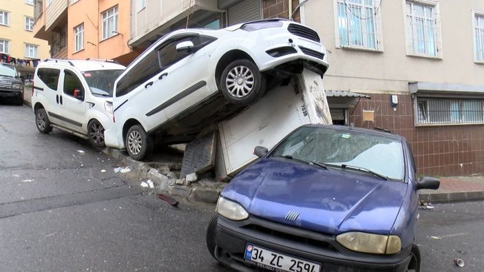 Gaziosmanpaşa'da park halindeki araçlara çarpıp, ortalığı birbirine kattı -3
