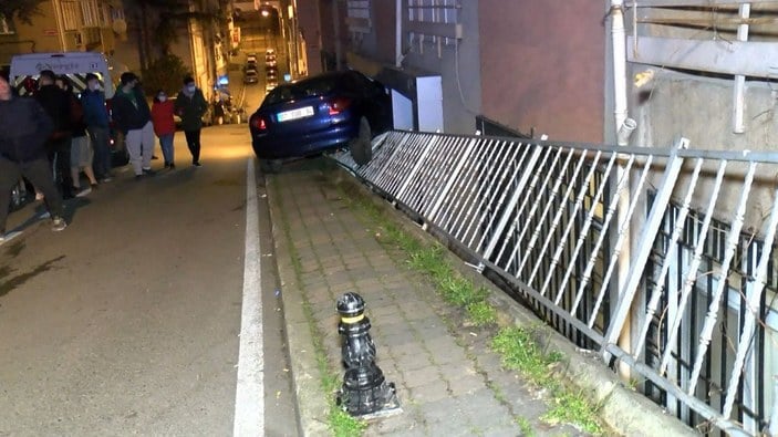 Kadıköy'de demir korkulukları aşan otomobil binanın duvarında asılı kaldı 