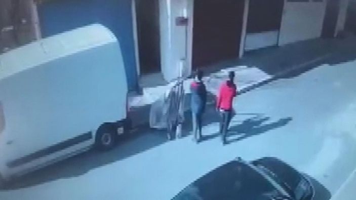 Avcılar'da çek çek arabalı hırsızlar kamerada -1