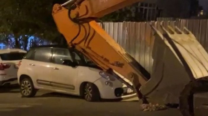 Beşiktaş'ta park halindeki aracın üzerine iş makinasının kepçesi düştü