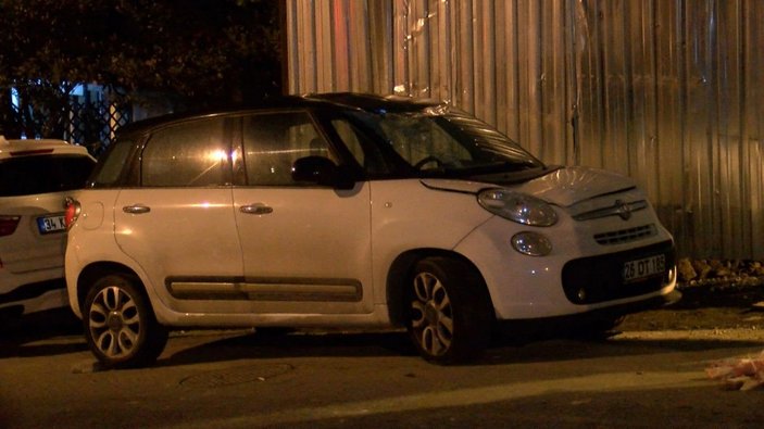 Beşiktaş'ta park halindeki aracın üzerine iş makinasının kepçesi düştü