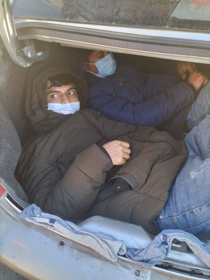 Kaçak göçmenler otomobilin bagajından çıktı -1