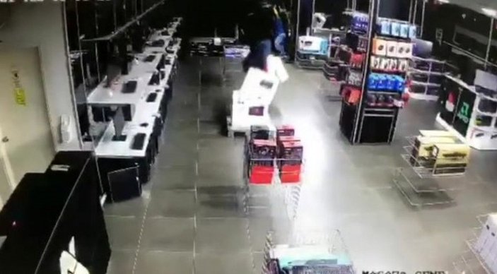 Kağıthane'de mağazadan elektronik eşya çalan hırsızlar kamerada -4