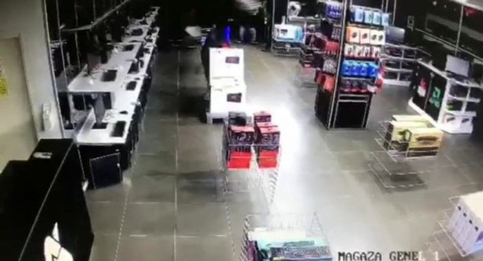 Kağıthane'de mağazadan elektronik eşya çalan hırsızlar kamerada -5