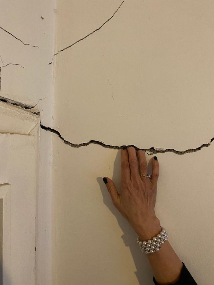 Riskli alan ilan edilen mahallede evlerin duvarları çatladı -9