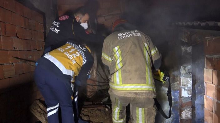 d Bursa'da sigara içerken uykuya dalan yaşlı adam, hayatını kaybetti