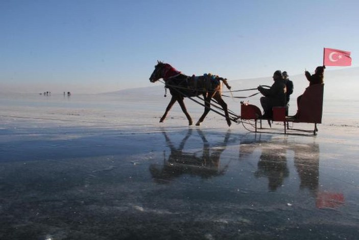 Atlı kızakla yüzeyi buz tutan Çıldır Gölü'nde drift attı -9