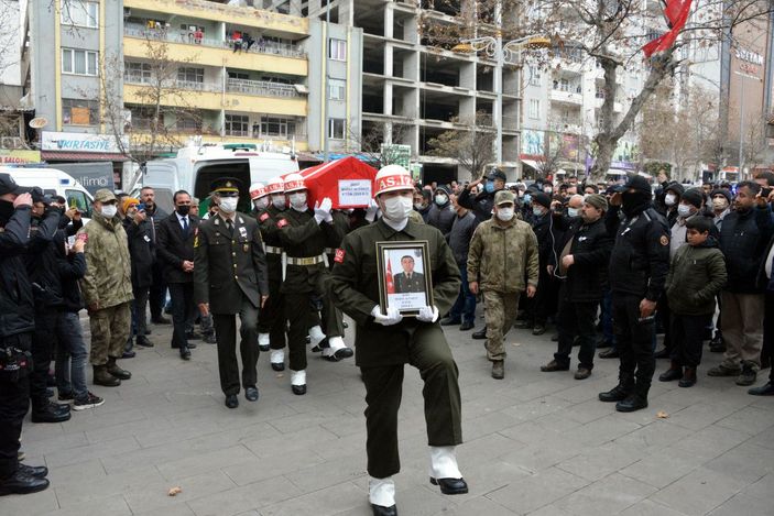 d Şehit teğmenin cenaze namazını ağabeyi kıldırdı -10
