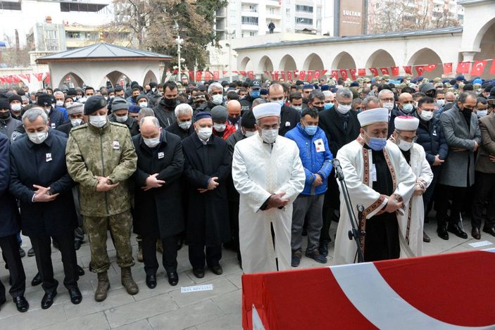 d Şehit teğmenin cenaze namazını ağabeyi kıldırdı -3