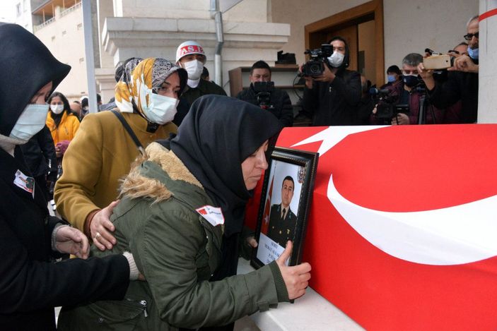 d Şehit teğmenin cenaze namazını ağabeyi kıldırdı -8