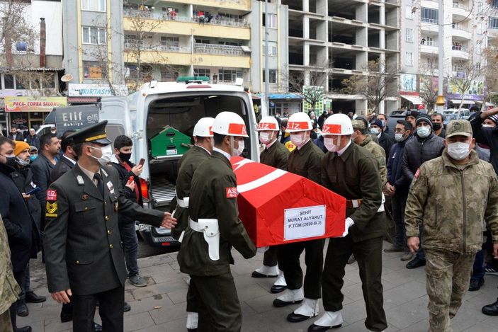 d Şehit teğmenin cenaze namazını ağabeyi kıldırdı -9