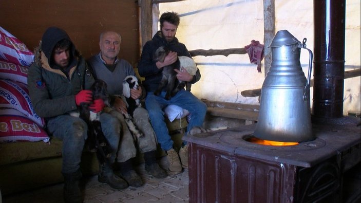 Soğuk havada kuzulara bebek gibi bakıyorlar -4