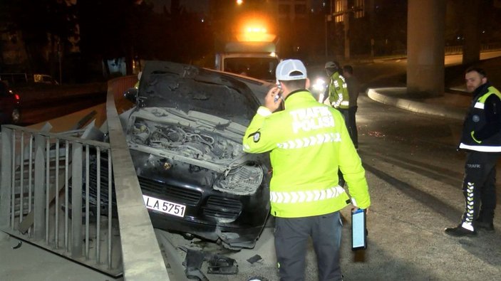 Üsküdar'da bariyere çarpan cipte yangın çıktı