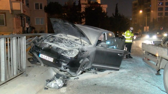 Üsküdar'da bariyere çarpan cipte yangın çıktı