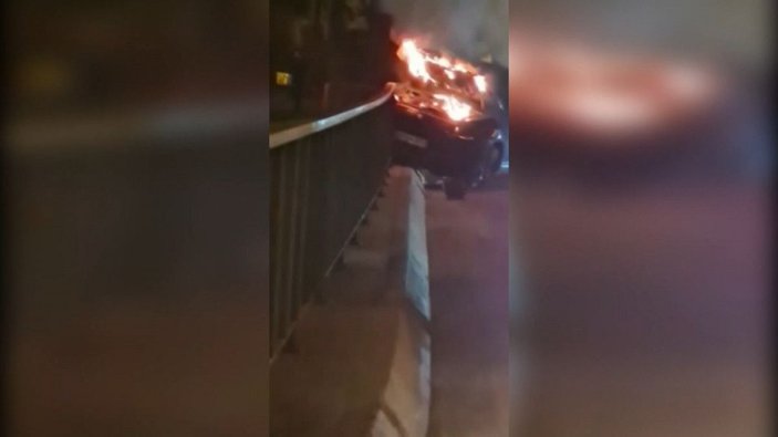 Üsküdar'da bariyere çarpan cipte yangın çıktı