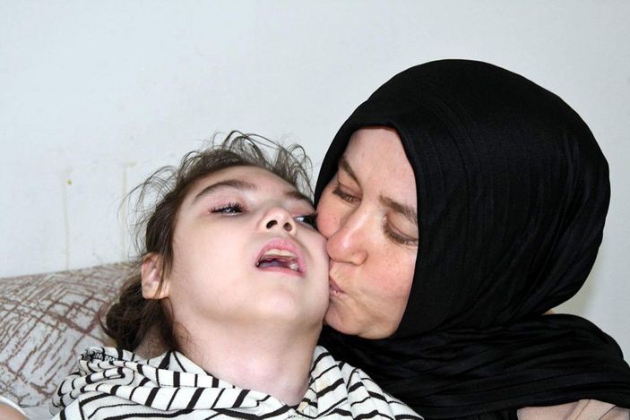 Annesi ölen, babasının bakamadığı engelli Suna'yı 4'üncü çocukları olarak sahiplendiler -7