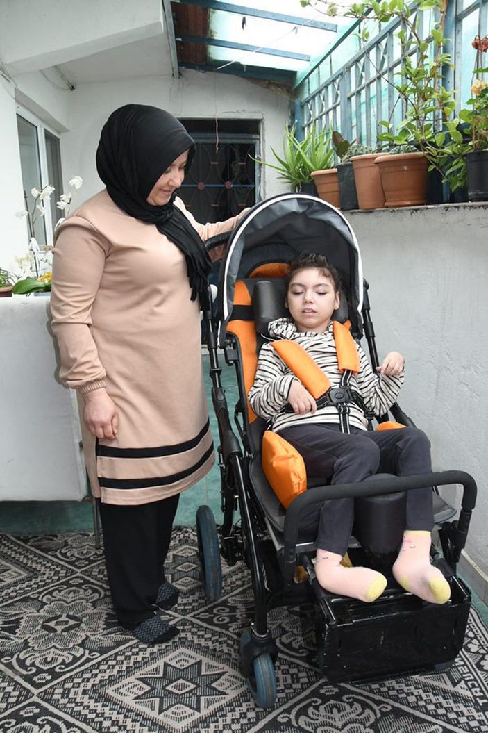 Annesi ölen, babasının bakamadığı engelli Suna'yı 4'üncü çocukları olarak sahiplendiler -2