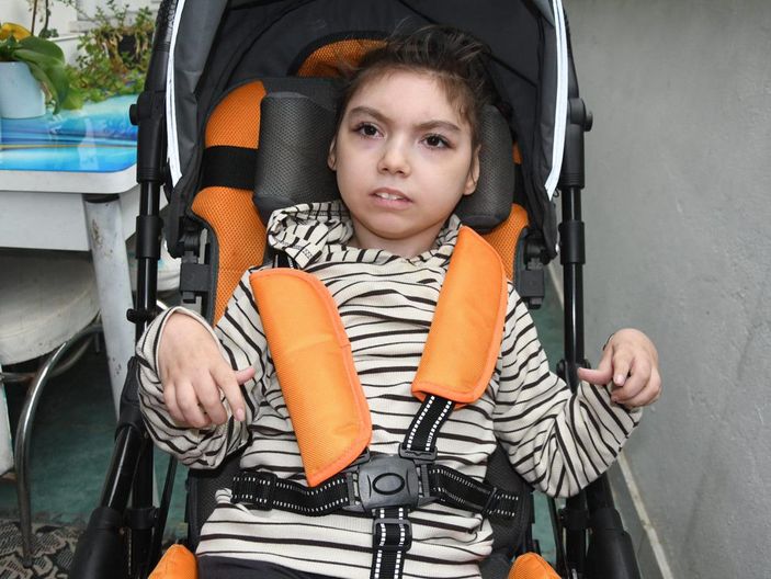 Annesi ölen, babasının bakamadığı engelli Suna'yı 4'üncü çocukları olarak sahiplendiler -10