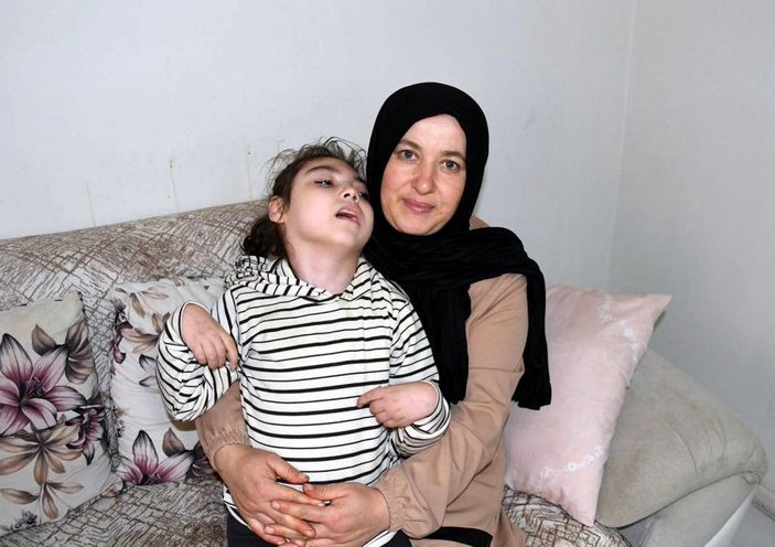 Annesi ölen, babasının bakamadığı engelli Suna'yı 4'üncü çocukları olarak sahiplendiler -6