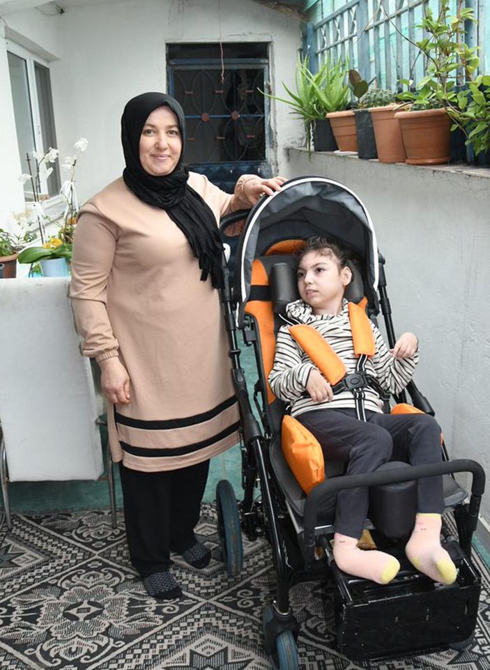 Annesi ölen, babasının bakamadığı engelli Suna'yı 4'üncü çocukları olarak sahiplendiler -9