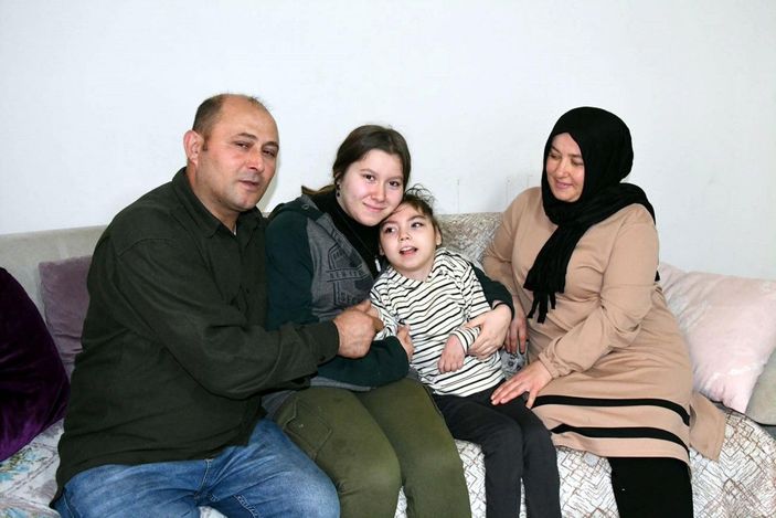 Annesi ölen, babasının bakamadığı engelli Suna'yı 4'üncü çocukları olarak sahiplendiler -1