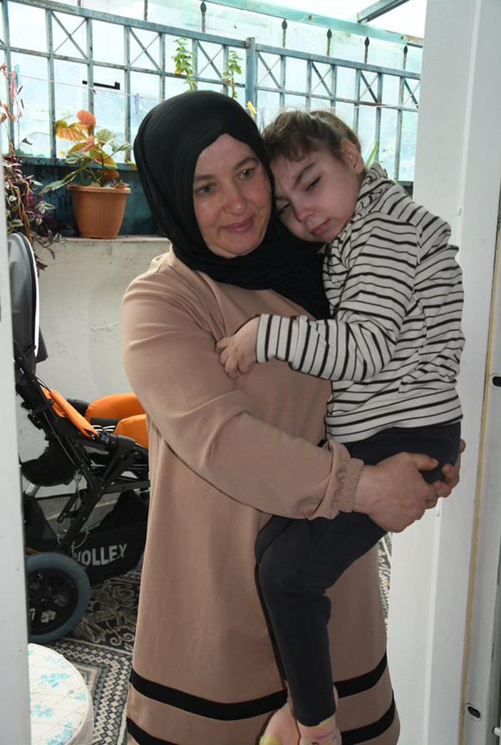 Annesi ölen, babasının bakamadığı engelli Suna'yı 4'üncü çocukları olarak sahiplendiler -8