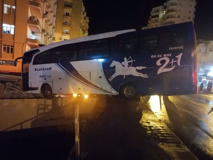 Mersin'de bariyeri aşan yolcu otobüsü köprüde asılı kaldı