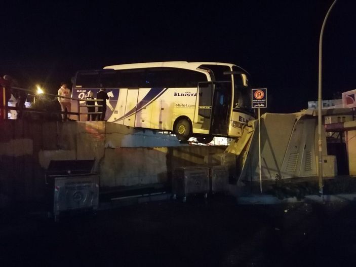 Mersin'de bariyeri aşan yolcu otobüsü köprüde asılı kaldı