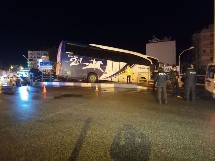 Mersin'de bariyeri aşan yolcu otobüsü köprüde asılı kaldı