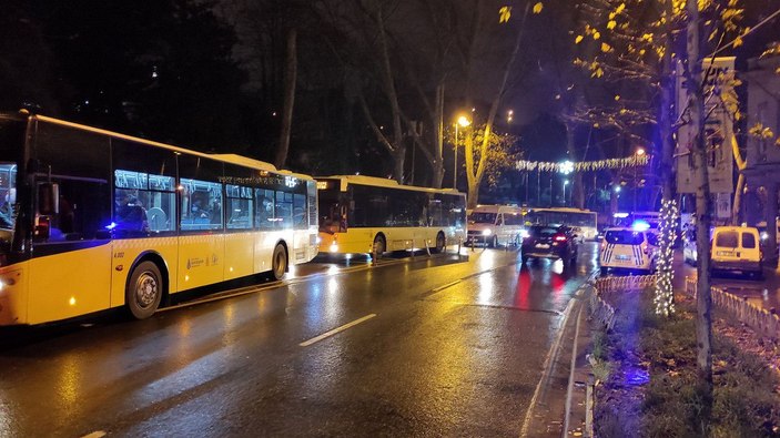 Beşiktaş'ta İETT otobüsü asırlık çınar ağacına çarptı -5