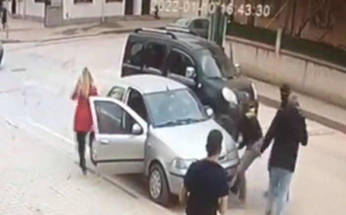 Dedesiyle cadeden geçerken otomobilin çarptığı Ömer'in hayatını kaybettiği kaza kamerada   -4