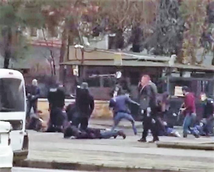 Diyarbakır'da adliye önünde silahlı kavga: 6 yaralı -1
