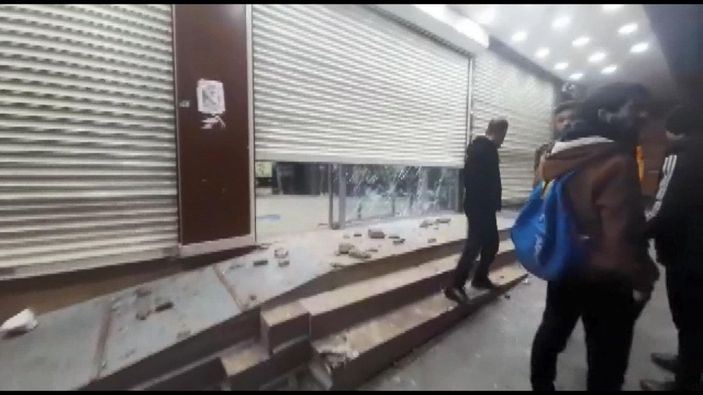 Esenyurt'ta öfkeli grup iş yerinin camlarını taşladı: 7 gözaltı