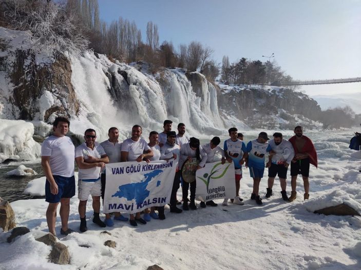 Kısmen donan Muradiye Şelalesi'nin döküldüğü noktada yüzdüler -7