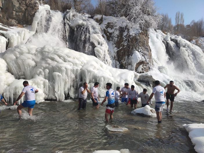 Kısmen donan Muradiye Şelalesi'nin döküldüğü noktada yüzdüler -5