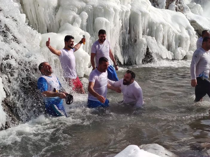 Kısmen donan Muradiye Şelalesi'nin döküldüğü noktada yüzdüler -6