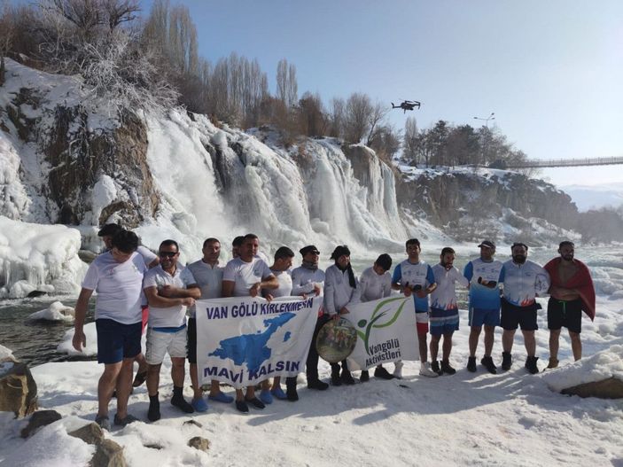 Kısmen donan Muradiye Şelalesi'nin döküldüğü noktada yüzdüler -9