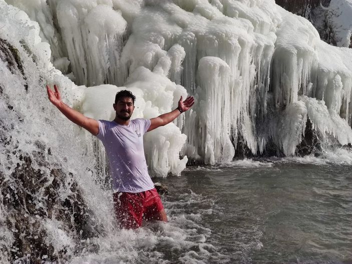 Kısmen donan Muradiye Şelalesi'nin döküldüğü noktada yüzdüler -3