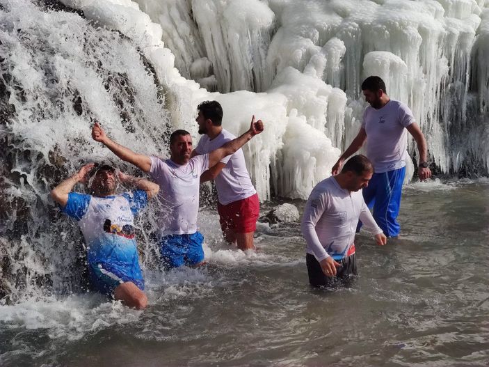 Kısmen donan Muradiye Şelalesi'nin döküldüğü noktada yüzdüler -4
