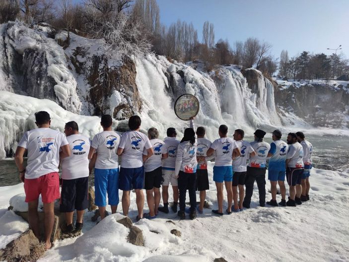 Kısmen donan Muradiye Şelalesi'nin döküldüğü noktada yüzdüler -8