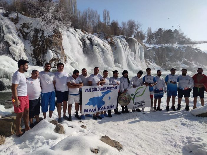 d Kısmen donan Muradiye Şelalesi'nin döküldüğü noktada yüzdüler -10