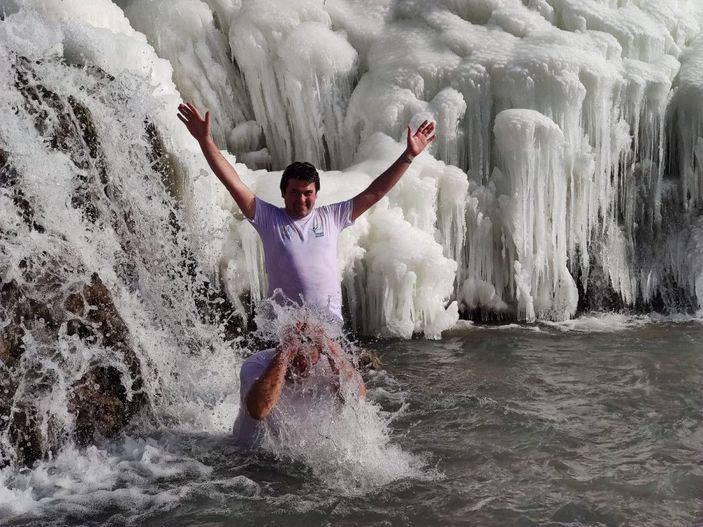 Kısmen donan Muradiye Şelalesi'nin döküldüğü noktada yüzdüler -1