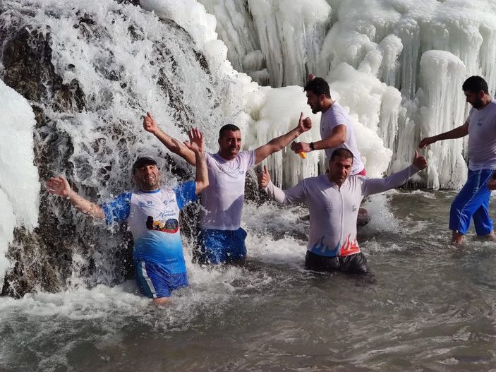 Kısmen donan Muradiye Şelalesi'nin döküldüğü noktada yüzdüler -2