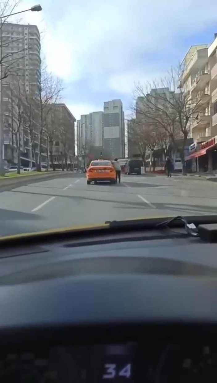 Patenlinin taksiye tutunup yaptığı tehlikeli yolculuk kamerada -1