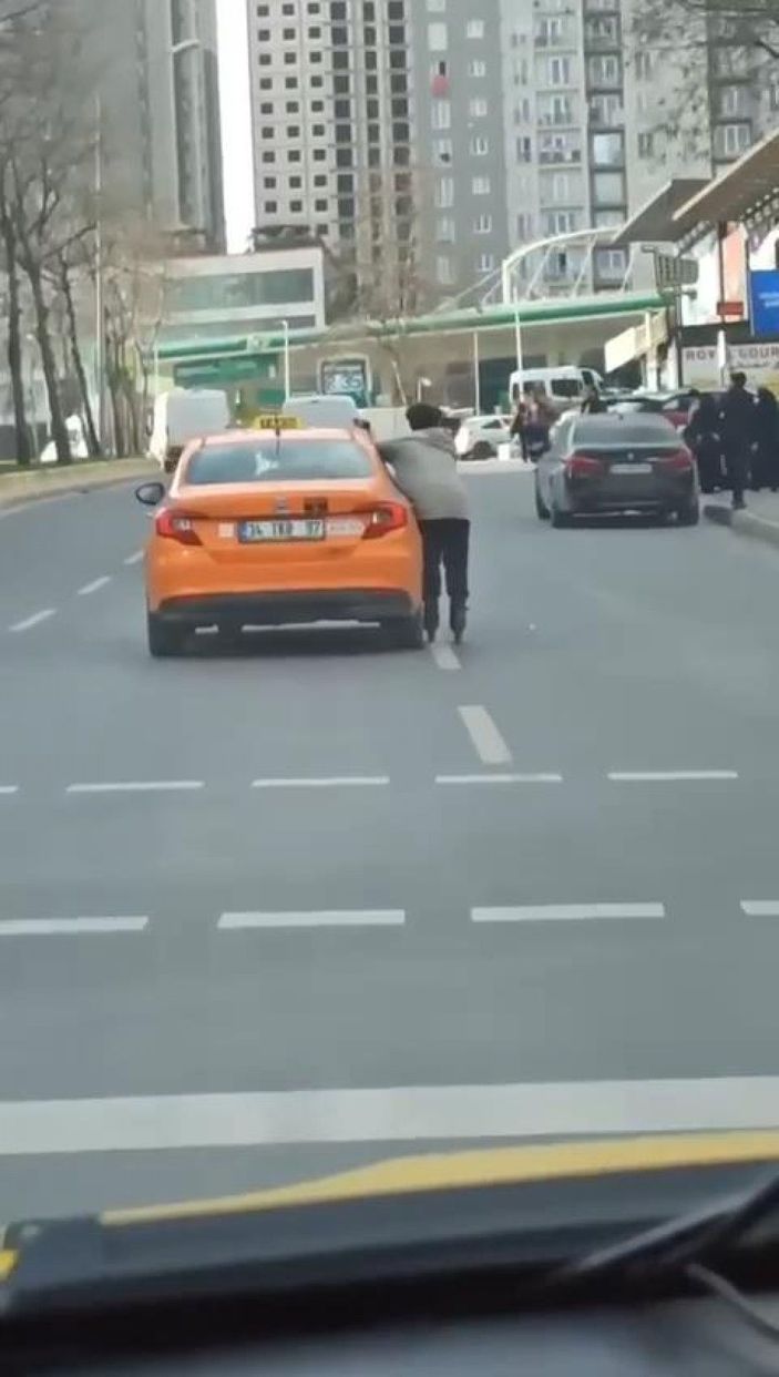 Patenlinin taksiye tutunup yaptığı tehlikeli yolculuk kamerada -3