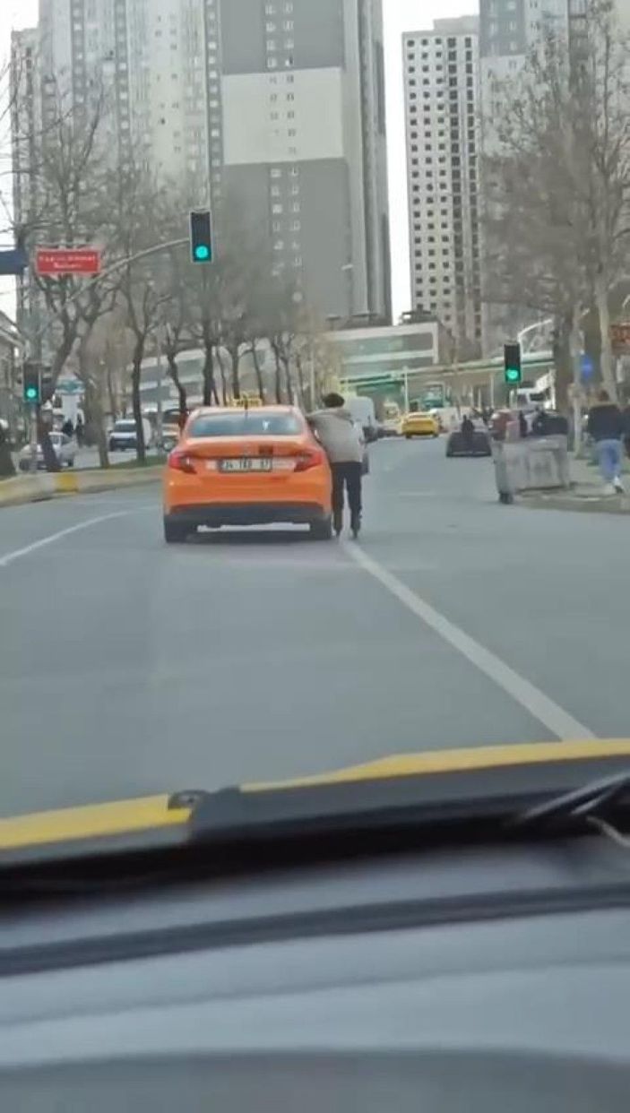 Patenlinin taksiye tutunup yaptığı tehlikeli yolculuk kamerada -2
